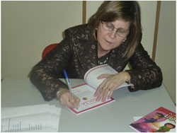La autora, M� �ngeles Val Lorenzo, firmando un ejemplar